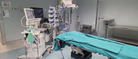 Ambiente di day surgery ordinato e accogliente